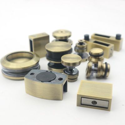 Dobra cena System drzwi przesuwnych bezramowych ze stali nierdzewnej SS304 z polerowanymi złotymi rolkami i stylem bezramowym w Internecie